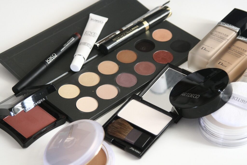 cosmetics, makeup, eyeshadow-1063134.jpg